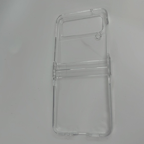 Galaxy Z Flip4 Clear Slim Cover: Embrace Elegance with Transparency - Picture 3 of 3